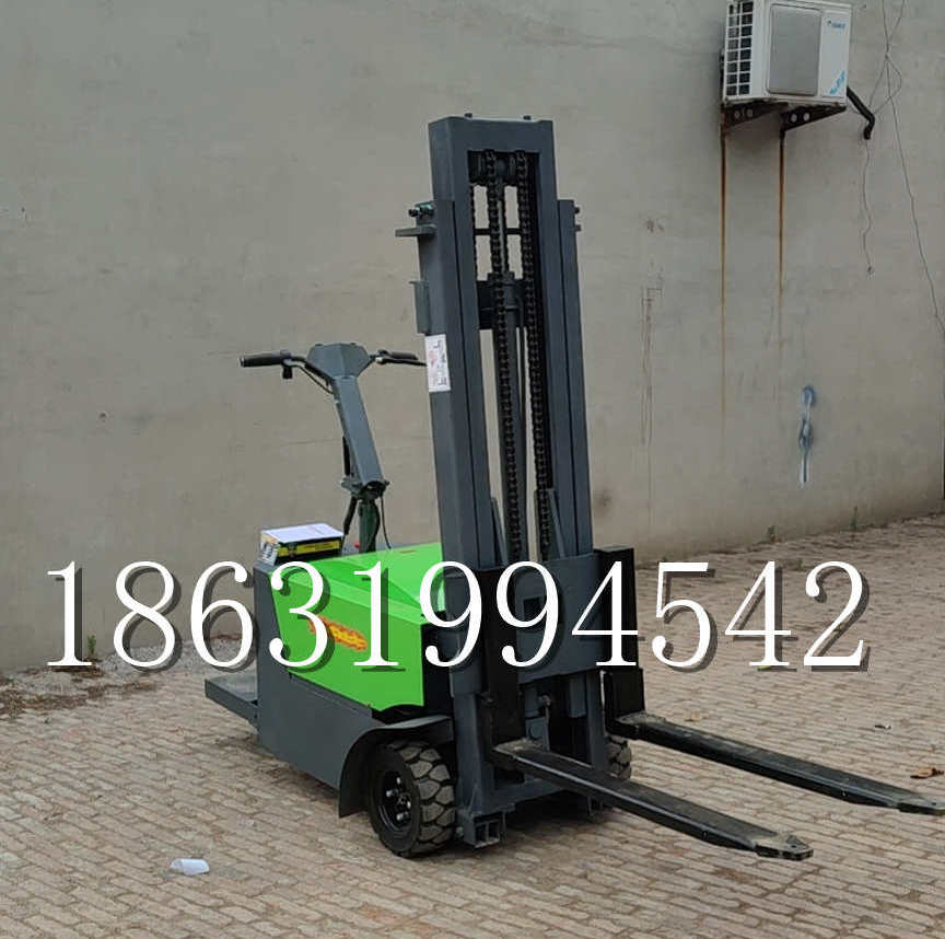 那曲市优程全电动叉车插腿式堆高车液压装卸车1.5吨升高小型站驾式铲车